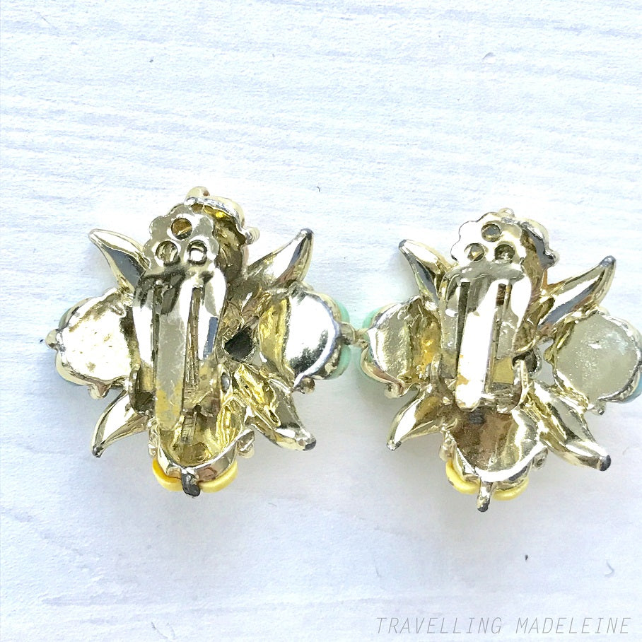 Vintage 1950-60s clip-on earrings featuring charming pastel-coloured flowers. パステルカラーの小花がかわいらしい、1950-60年代のヴィンテージクリップイヤリング。