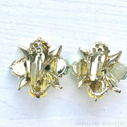 Vintage 1950-60s clip-on earrings featuring charming pastel-coloured flowers. パステルカラーの小花がかわいらしい、1950-60年代のヴィンテージクリップイヤリング。