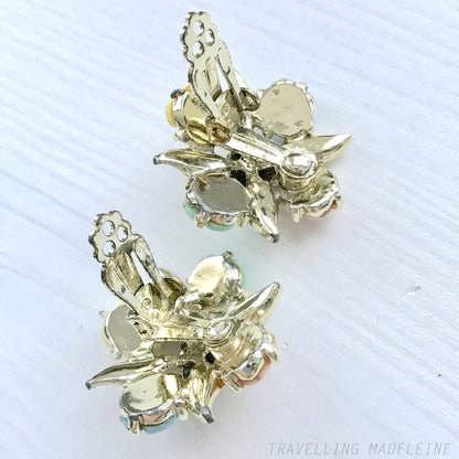 Vintage 1950-60s clip-on earrings featuring charming pastel-coloured flowers. パステルカラーの小花がかわいらしい、1950-60年代のヴィンテージクリップイヤリング。