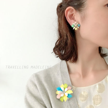 Vintage 1950-60s clip-on earrings featuring charming pastel-coloured flowers. パステルカラーの小花がかわいらしい、1950-60年代のヴィンテージクリップイヤリング。