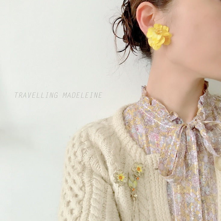 Vintage clip-on earrings featuring bright yellow fabric flowers. ぱっと明るいイエローの布花を使ったヴィンテージのクリップイヤリング。