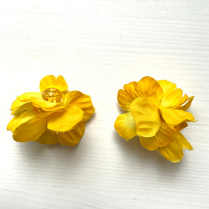 Vintage clip-on earrings featuring bright yellow fabric flowers. ぱっと明るいイエローの布花を使ったヴィンテージのクリップイヤリング。