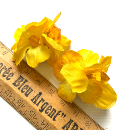 Vintage clip-on earrings featuring bright yellow fabric flowers. ぱっと明るいイエローの布花を使ったヴィンテージのクリップイヤリング。