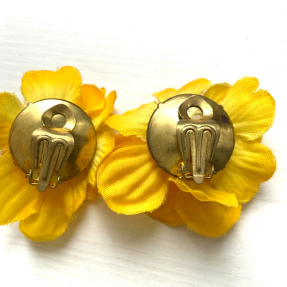 Vintage clip-on earrings featuring bright yellow fabric flowers. ぱっと明るいイエローの布花を使ったヴィンテージのクリップイヤリング。