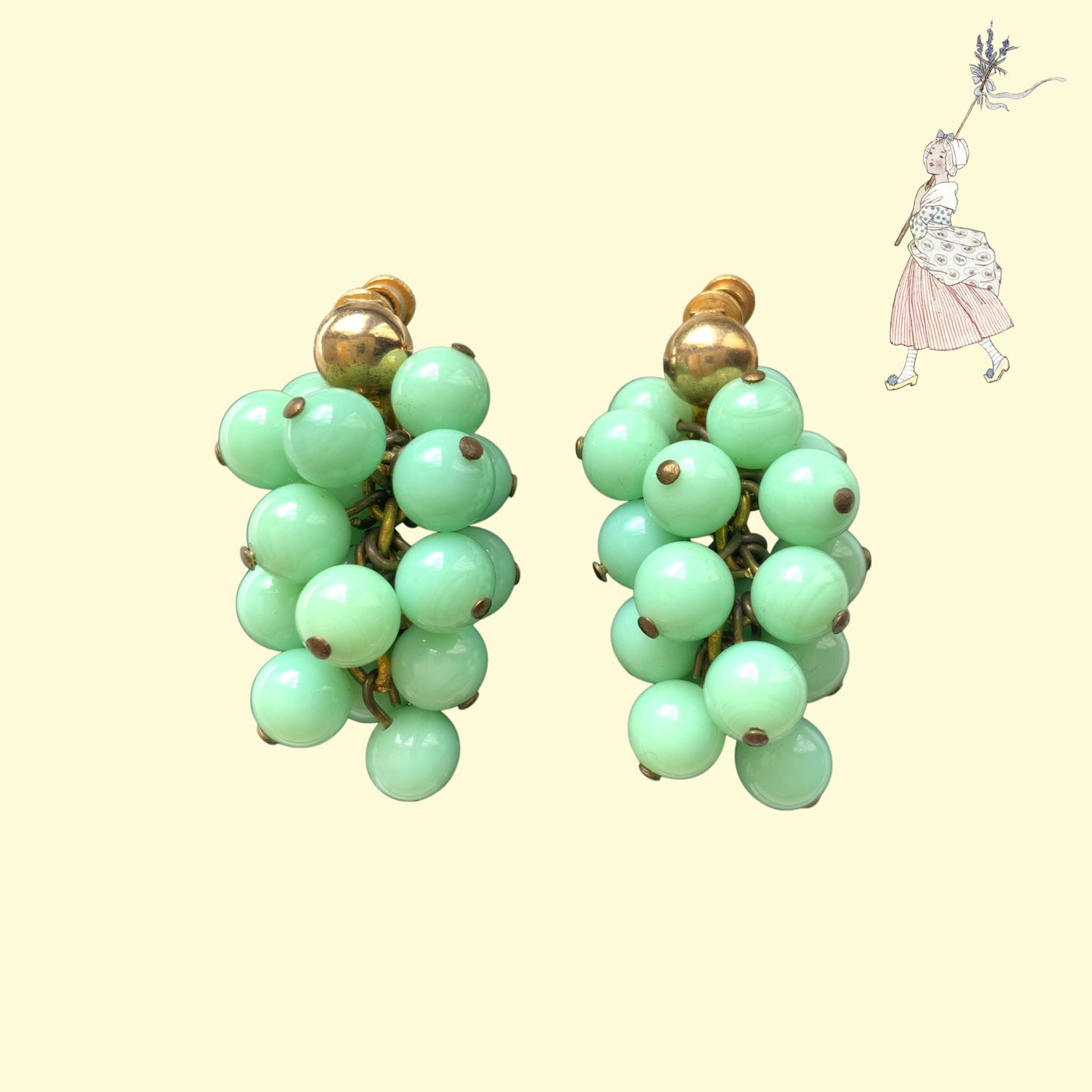 Vintage screw-back earrings adorned with soft mint green glass beads. ミントグリーンのグラスビーズをたっぷりと使用したヴィンテージのスクリューバックイヤリング。