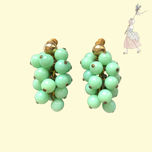 Vintage screw-back earrings adorned with soft mint green glass beads. ミントグリーンのグラスビーズをたっぷりと使用したヴィンテージのスクリューバックイヤリング。