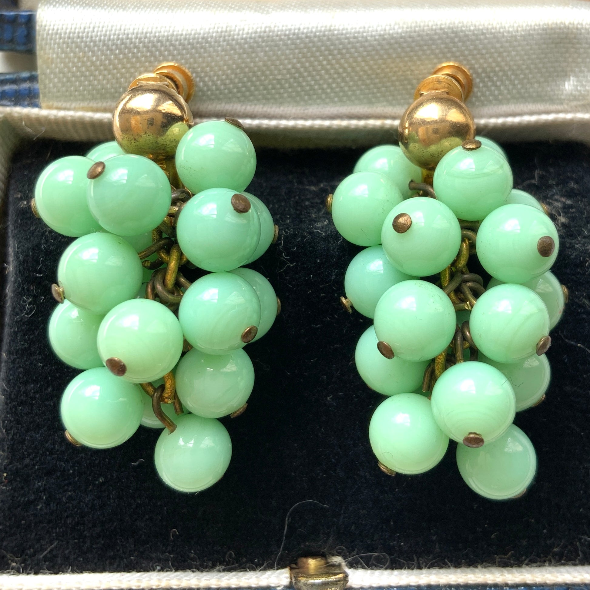 Vintage screw-back earrings adorned with soft mint green glass beads. ミントグリーンのグラスビーズをたっぷりと使用したヴィンテージのスクリューバックイヤリング。