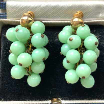 Vintage screw-back earrings adorned with soft mint green glass beads. ミントグリーンのグラスビーズをたっぷりと使用したヴィンテージのスクリューバックイヤリング。