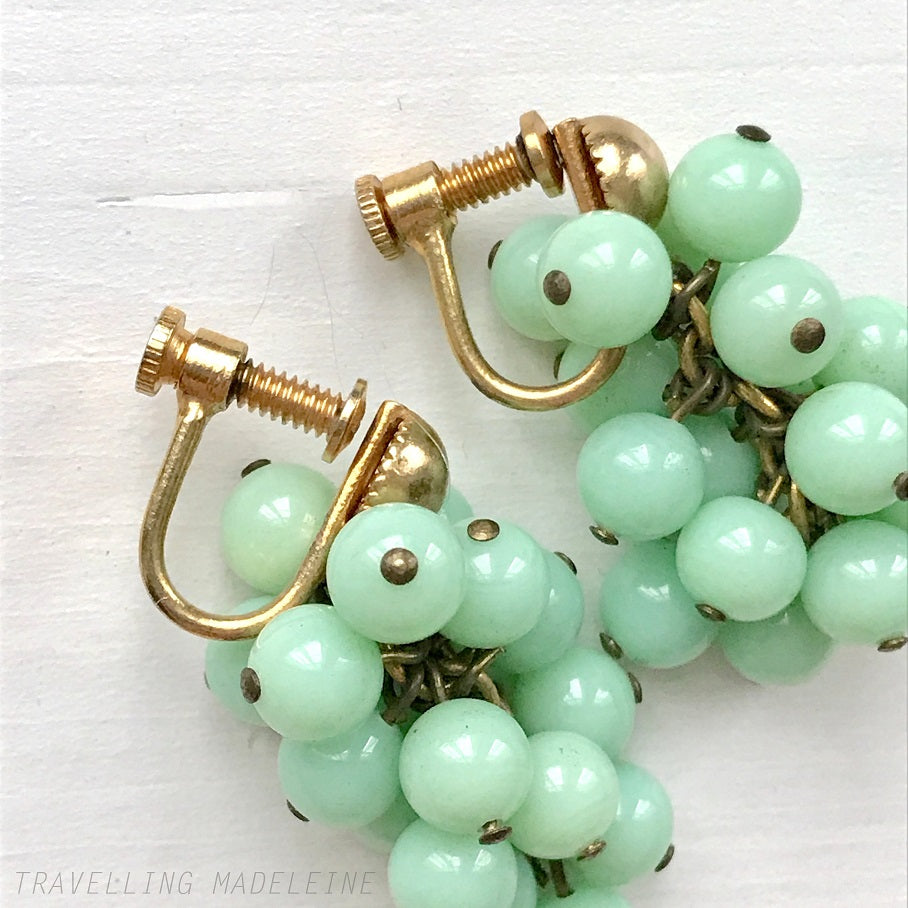 Vintage screw-back earrings adorned with soft mint green glass beads. ミントグリーンのグラスビーズをたっぷりと使用したヴィンテージのスクリューバックイヤリング。