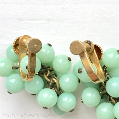 Vintage screw-back earrings adorned with soft mint green glass beads. ミントグリーンのグラスビーズをたっぷりと使用したヴィンテージのスクリューバックイヤリング。
