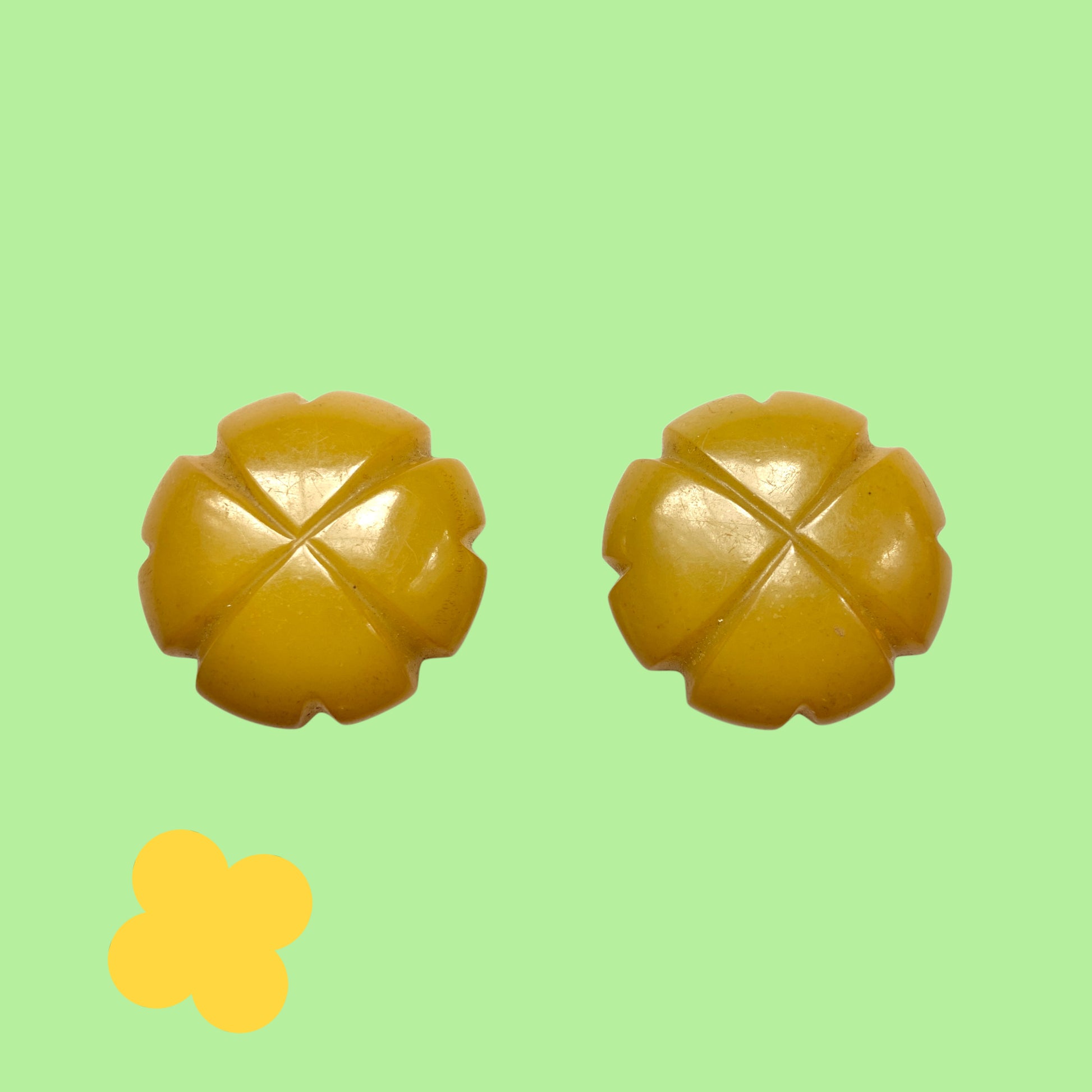 Vintage clip-on earrings in the shape of four-leaf clovers, crafted from olive-toned yellow Bakelite. オリーブがかったイエローカラーの四葉のクローバーのヴィンテージクリップイヤリング。