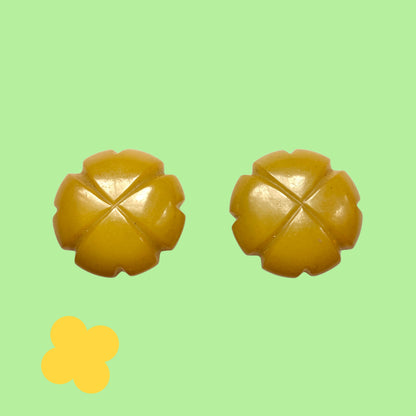 Vintage clip-on earrings in the shape of four-leaf clovers, crafted from olive-toned yellow Bakelite. オリーブがかったイエローカラーの四葉のクローバーのヴィンテージクリップイヤリング。