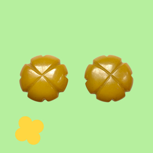 Vintage clip-on earrings in the shape of four-leaf clovers, crafted from olive-toned yellow Bakelite. オリーブがかったイエローカラーの四葉のクローバーのヴィンテージクリップイヤリング。