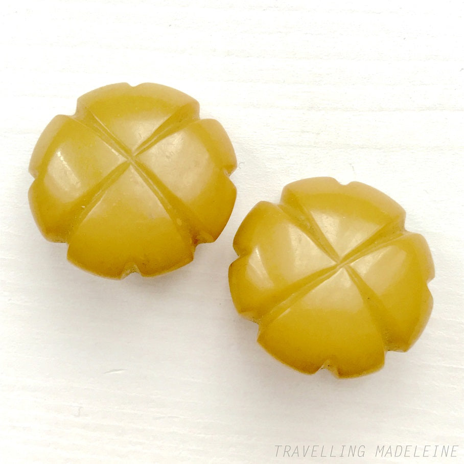 Vintage clip-on earrings in the shape of four-leaf clovers, crafted from olive-toned yellow Bakelite. オリーブがかったイエローカラーの四葉のクローバーのヴィンテージクリップイヤリング。