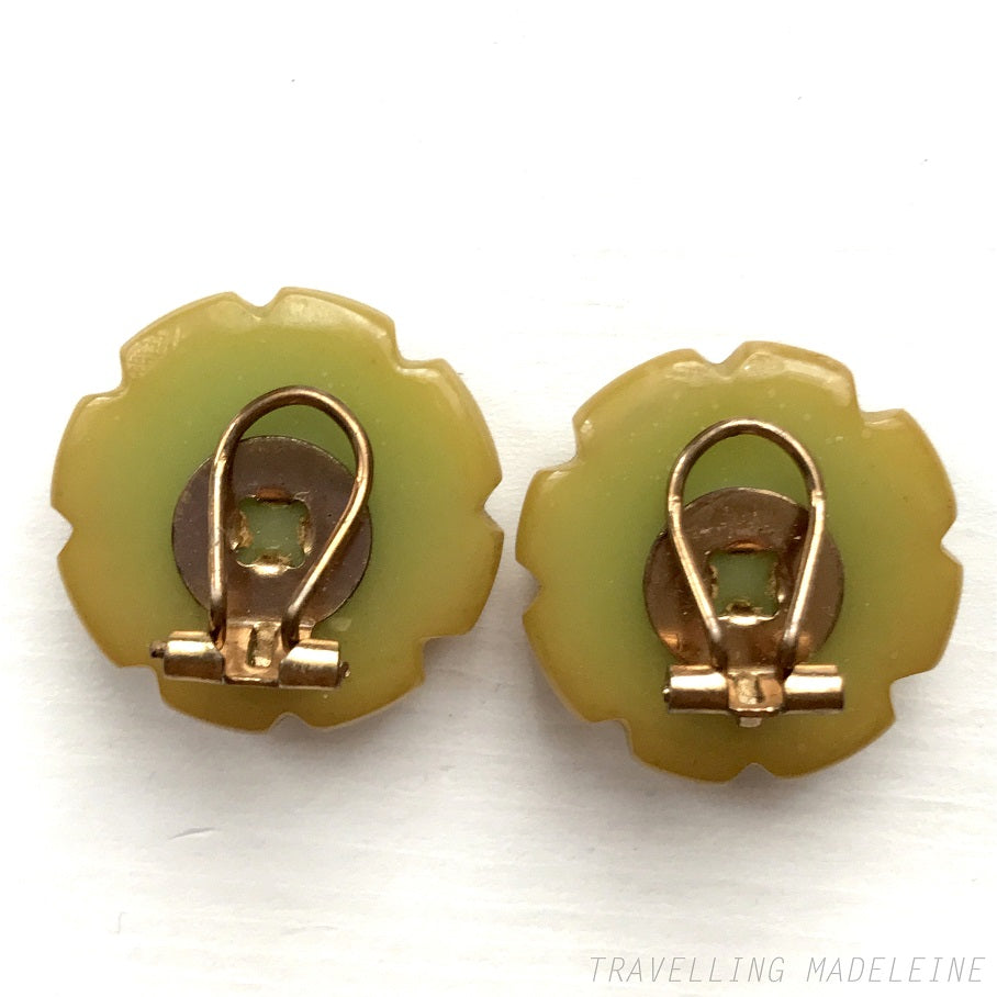 Vintage clip-on earrings in the shape of four-leaf clovers, crafted from olive-toned yellow Bakelite. オリーブがかったイエローカラーの四葉のクローバーのヴィンテージクリップイヤリング。