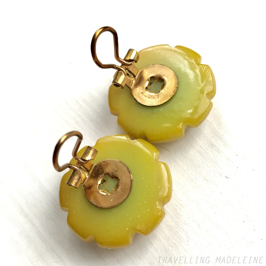 Vintage clip-on earrings in the shape of four-leaf clovers, crafted from olive-toned yellow Bakelite. オリーブがかったイエローカラーの四葉のクローバーのヴィンテージクリップイヤリング。