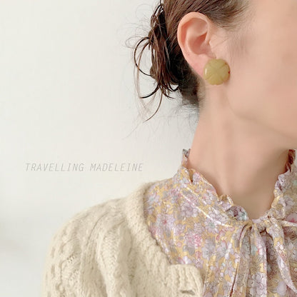 Vintage clip-on earrings in the shape of four-leaf clovers, crafted from olive-toned yellow Bakelite. オリーブがかったイエローカラーの四葉のクローバーのヴィンテージクリップイヤリング。