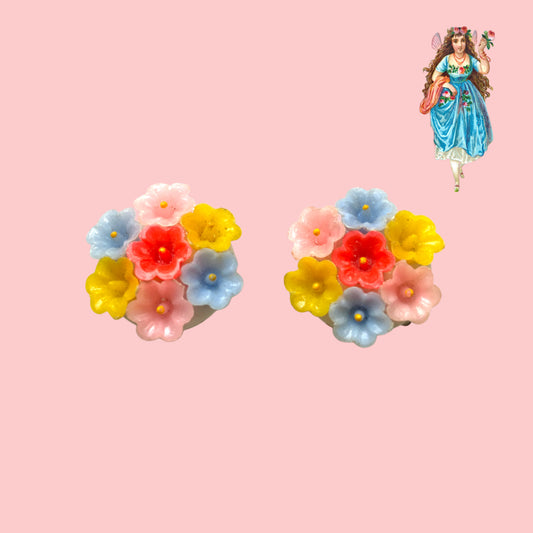 Vintage 1960s clip-on earrings featuring a cluster of colourful plastic flowers. カラフルな小さなプラスチックフラワーが集まった、1960年代のヴィンテージクリップイヤリング。