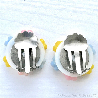 Vintage 1960s clip-on earrings featuring a cluster of colourful plastic flowers. カラフルな小さなプラスチックフラワーが集まった、1960年代のヴィンテージクリップイヤリング。