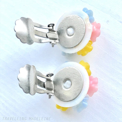 Vintage 1960s clip-on earrings featuring a cluster of colourful plastic flowers. カラフルな小さなプラスチックフラワーが集まった、1960年代のヴィンテージクリップイヤリング。