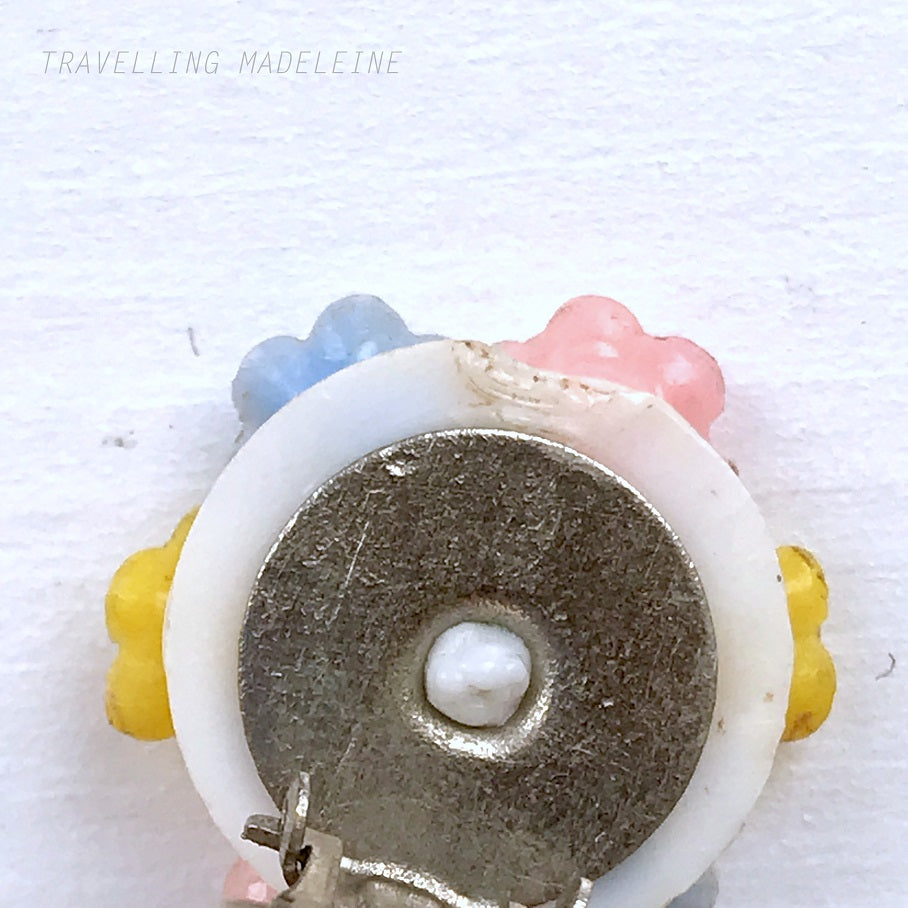 Vintage 1960s clip-on earrings featuring a cluster of colourful plastic flowers. カラフルな小さなプラスチックフラワーが集まった、1960年代のヴィンテージクリップイヤリング。