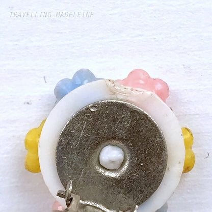 Vintage 1960s clip-on earrings featuring a cluster of colourful plastic flowers. カラフルな小さなプラスチックフラワーが集まった、1960年代のヴィンテージクリップイヤリング。