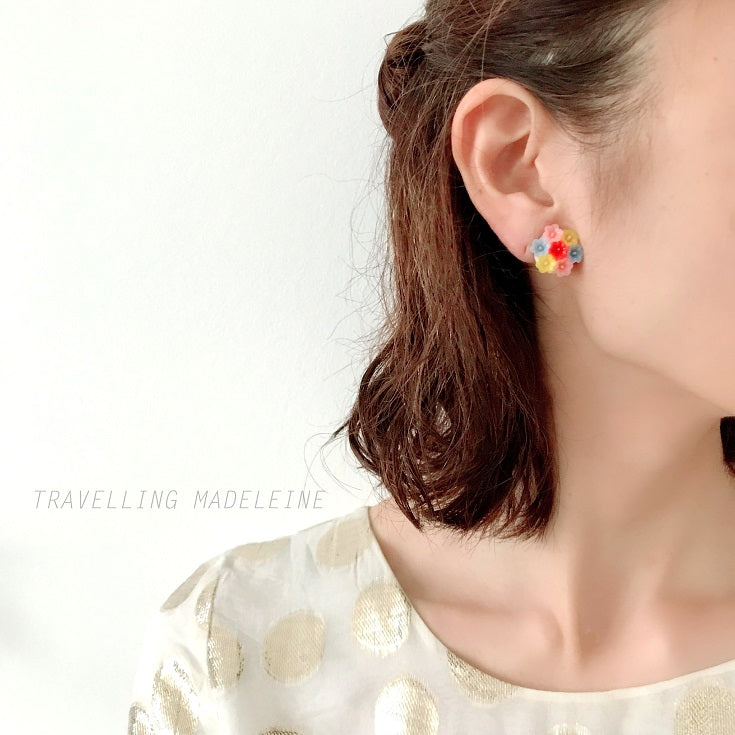 Vintage 1960s clip-on earrings featuring a cluster of colourful plastic flowers. カラフルな小さなプラスチックフラワーが集まった、1960年代のヴィンテージクリップイヤリング。