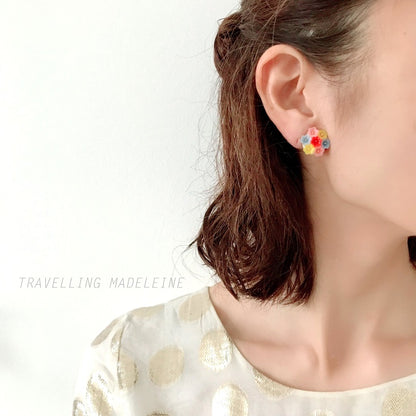 Vintage 1960s clip-on earrings featuring a cluster of colourful plastic flowers. カラフルな小さなプラスチックフラワーが集まった、1960年代のヴィンテージクリップイヤリング。