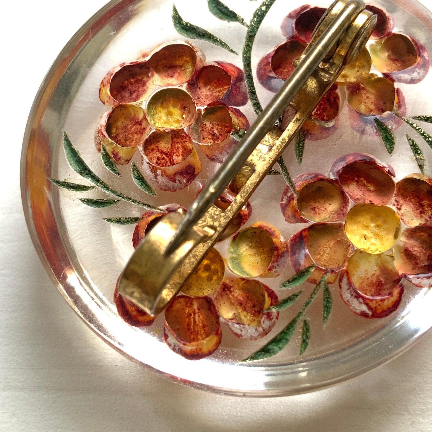 A charming 1950s reverse carved Lucite brooch featuring a vibrant red flower. 1950年代の赤いお花のインタリオブローチ。