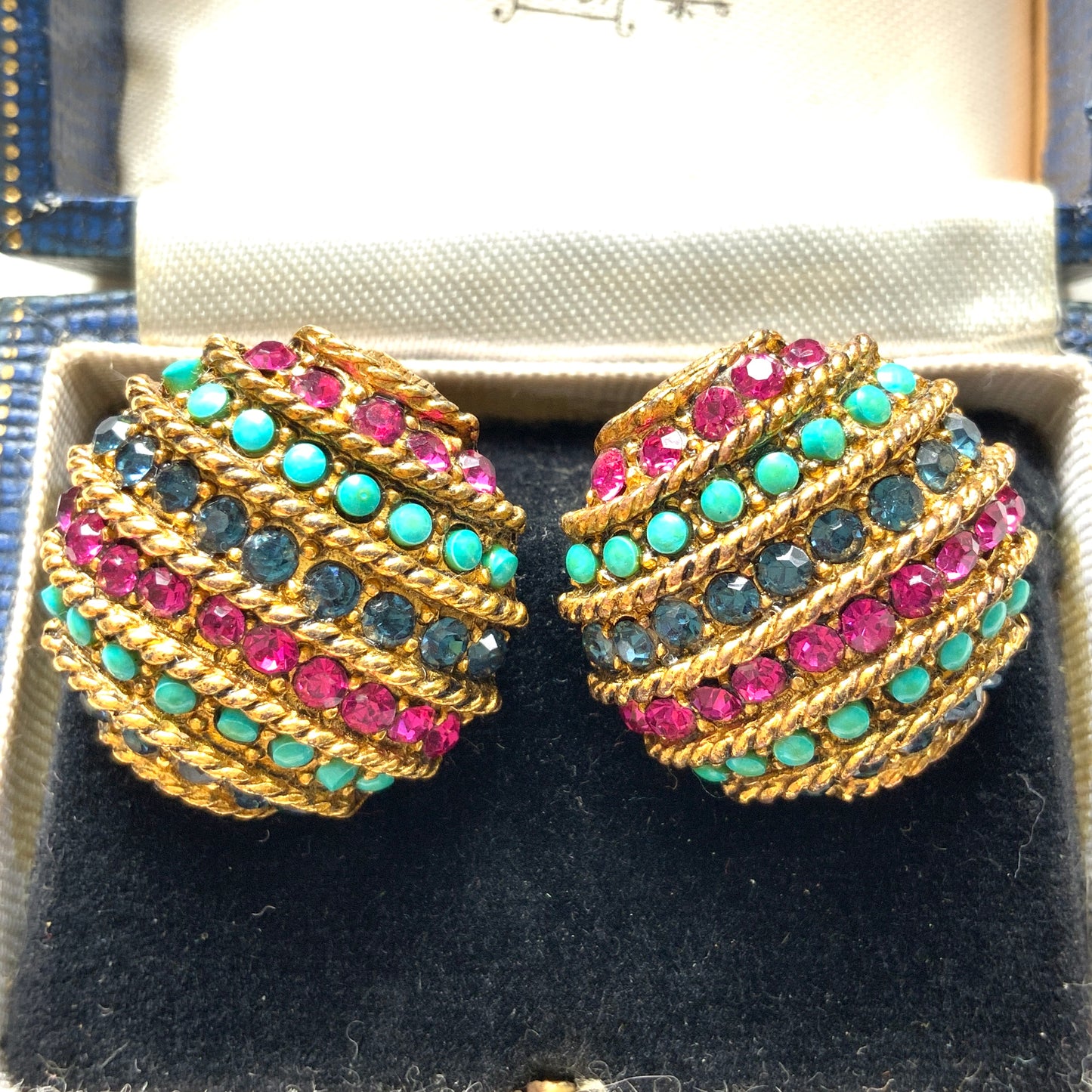 Vintage Vendome clip-on earrings featuring turquoise blue, pink and blue rhinestones. ターコイズブルー、ピンク、ブルーのラインストーンを組み合わせたVendomeのヴィンテージクリップイヤリング。
