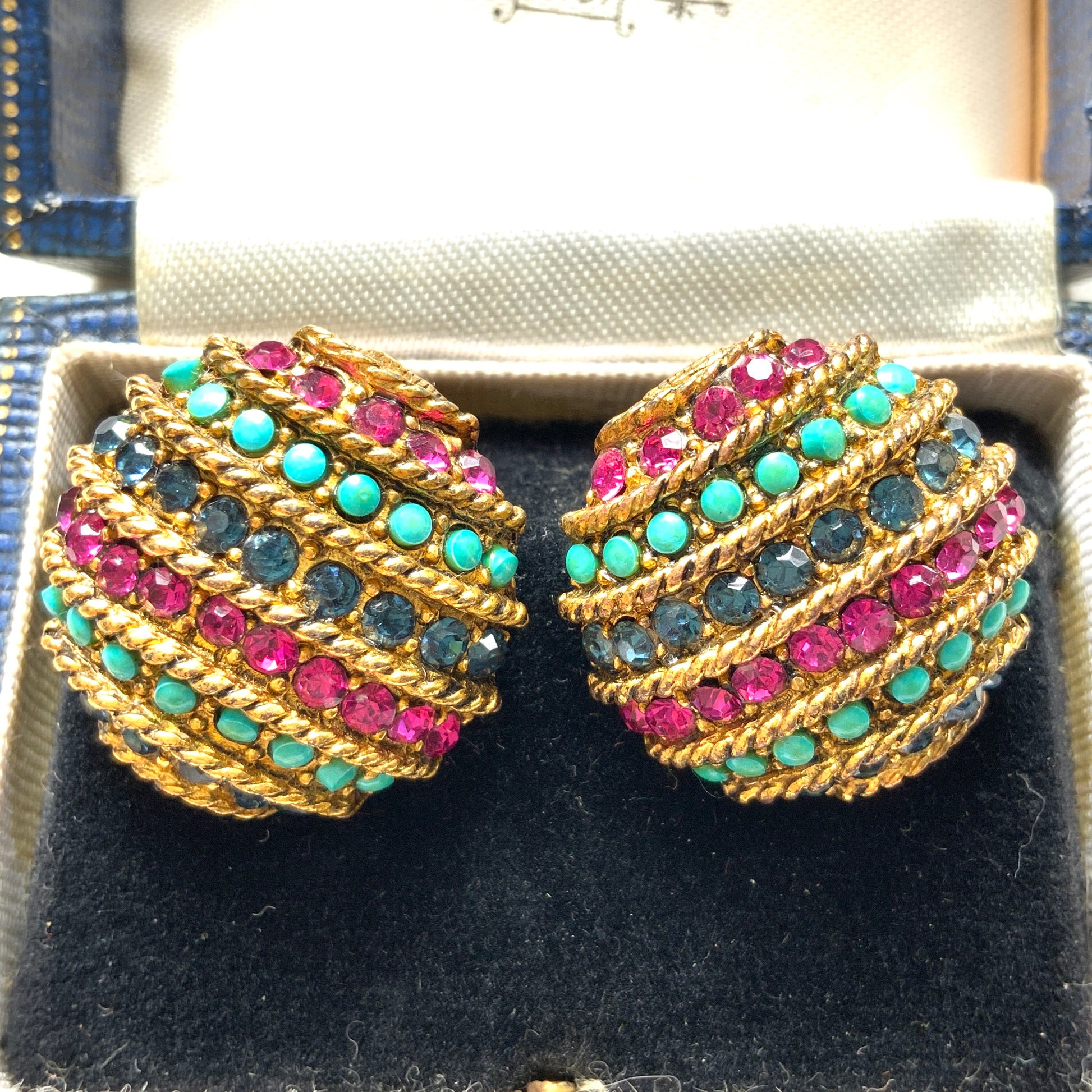 Vintage Vendome clip-on earrings featuring turquoise blue, pink and blue rhinestones. ターコイズブルー、ピンク、ブルーのラインストーンを組み合わせたVendomeのヴィンテージクリップイヤリング。