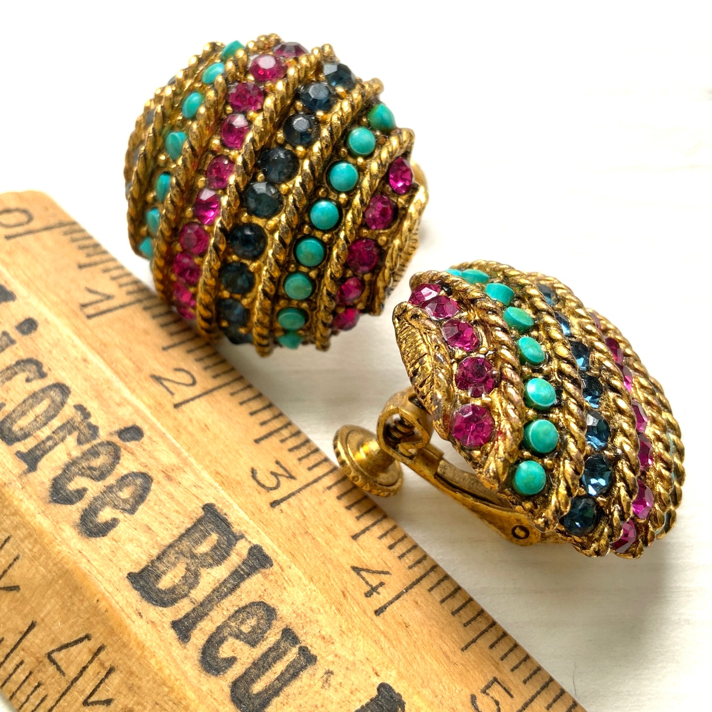 Vintage Vendome clip-on earrings featuring turquoise blue, pink and blue rhinestones. ターコイズブルー、ピンク、ブルーのラインストーンを組み合わせたVendomeのヴィンテージクリップイヤリング。