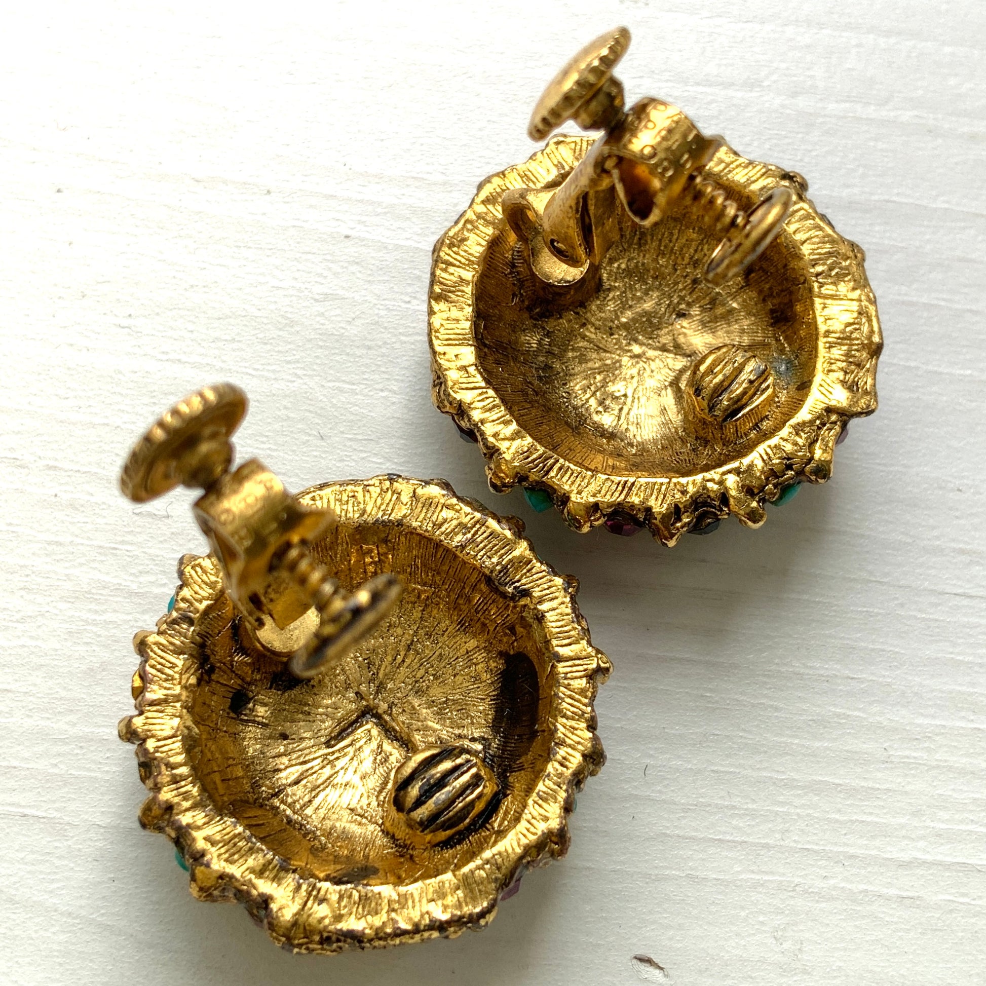 Vintage Vendome clip-on earrings featuring turquoise blue, pink and blue rhinestones. ターコイズブルー、ピンク、ブルーのラインストーンを組み合わせたVendomeのヴィンテージクリップイヤリング。
