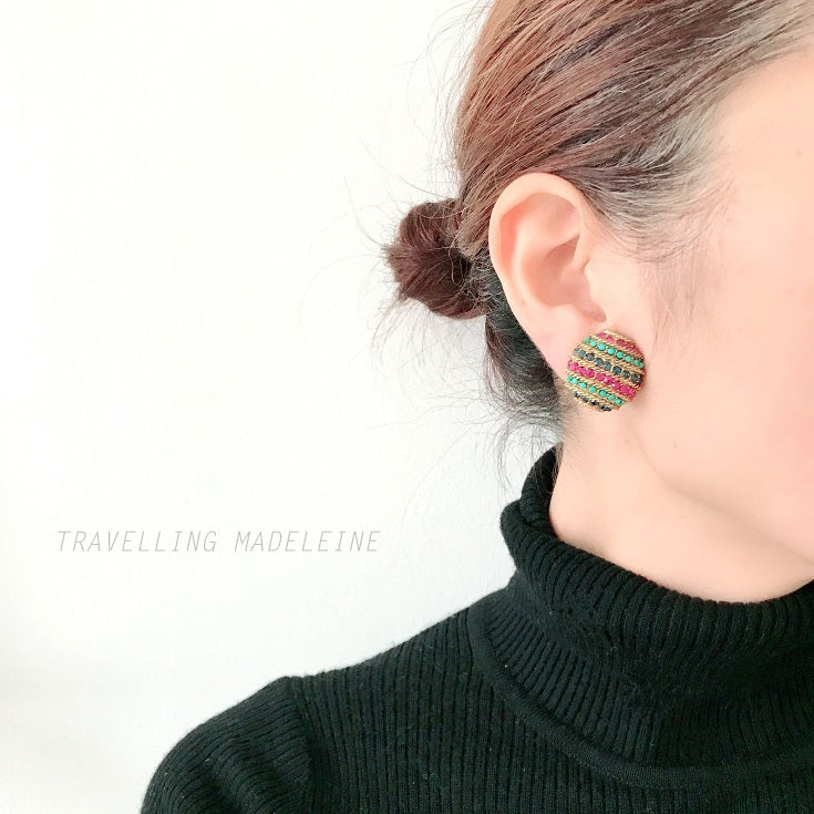 Vintage Vendome clip-on earrings featuring turquoise blue, pink and blue rhinestones. ターコイズブルー、ピンク、ブルーのラインストーンを組み合わせたVendomeのヴィンテージクリップイヤリング。