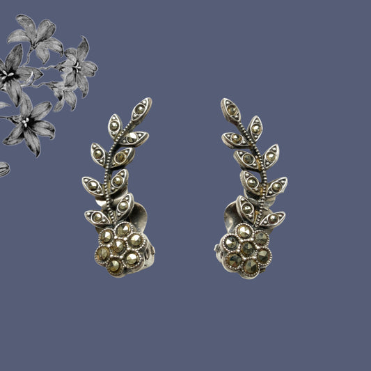 A pair of silver floral clip-on earrings from the 1940s–50s, delicately embellished with marcasite. 1940-50年代の、マーカサイトをあしらったシルバーのお花のクリップイヤリング。 