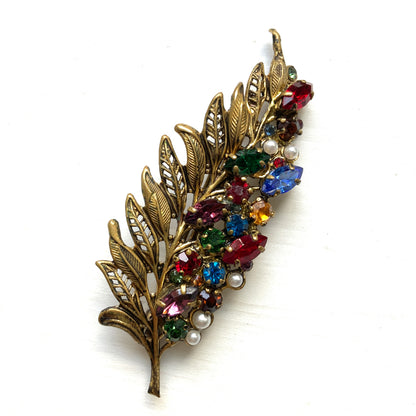 A vintage leaf brooch adorned with colourful rhinestones. カラフルなラインストーンがあしらわれた、ヴィンテージリーフブローチ。 