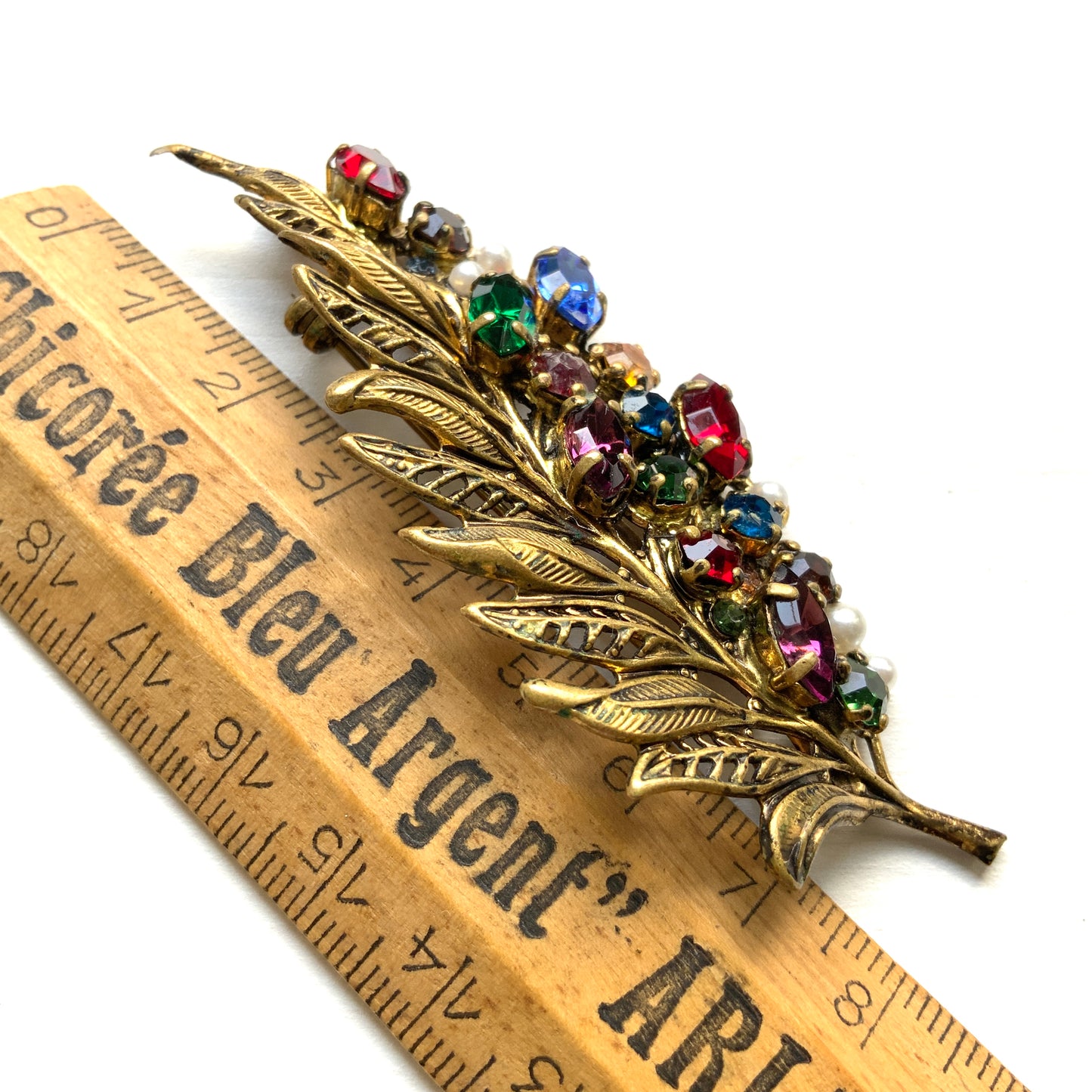 A vintage leaf brooch adorned with colourful rhinestones. カラフルなラインストーンがあしらわれた、ヴィンテージリーフブローチ。 