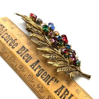 A vintage leaf brooch adorned with colourful rhinestones. カラフルなラインストーンがあしらわれた、ヴィンテージリーフブローチ。 