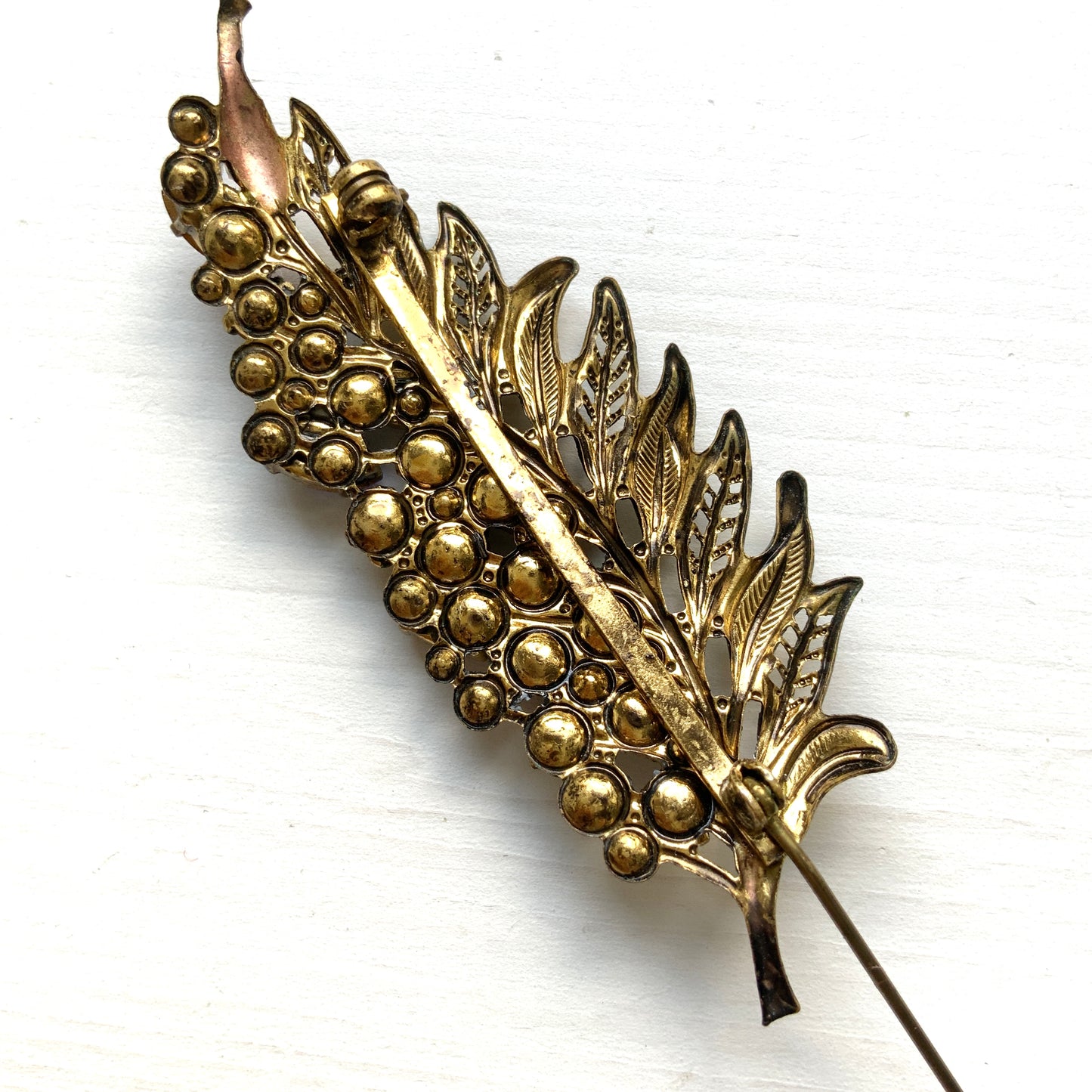 A vintage leaf brooch adorned with colourful rhinestones. カラフルなラインストーンがあしらわれた、ヴィンテージリーフブローチ。 