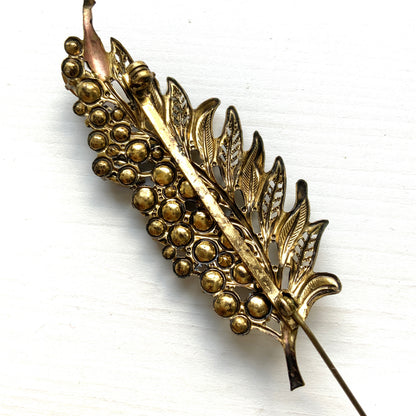 A vintage leaf brooch adorned with colourful rhinestones. カラフルなラインストーンがあしらわれた、ヴィンテージリーフブローチ。 