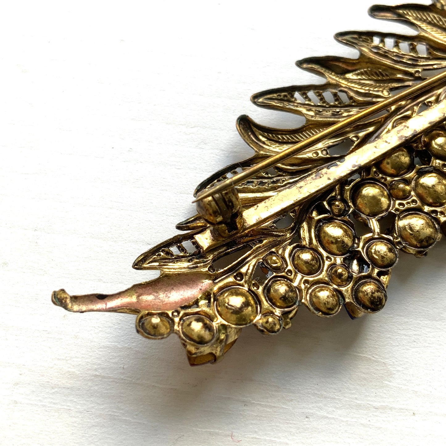 A vintage leaf brooch adorned with colourful rhinestones. カラフルなラインストーンがあしらわれた、ヴィンテージリーフブローチ。 