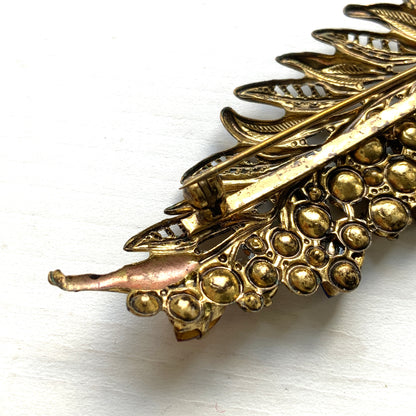 A vintage leaf brooch adorned with colourful rhinestones. カラフルなラインストーンがあしらわれた、ヴィンテージリーフブローチ。 