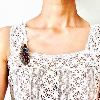 A vintage leaf brooch adorned with colourful rhinestones. カラフルなラインストーンがあしらわれた、ヴィンテージリーフブローチ。 