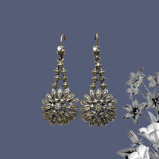 Believed to date from around the 1980s–90s, these floral drop earrings are richly embellished with marcasite. 1980-90年代ごろと思われる、マーカサイトをたっぷりとあしらったお花のドロップフックピアス。