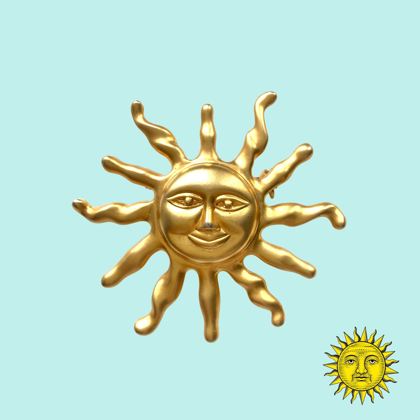 A charming vintage sun brooch featuring a smiling golden face. 微笑みをたたえたゴールドトーンの太陽が印象的なヴィンテージブローチ。