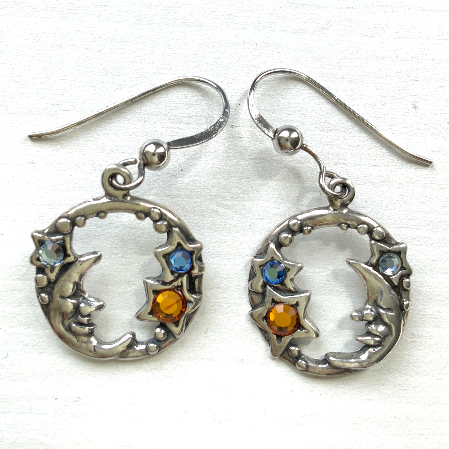 A charming pair of vintage sterling silver earrings by Shube, featuring a gentle smiling moon and star. 穏やかな微笑みをたたえた月と星のShubeのヴィンテージシルバーピアス。 
