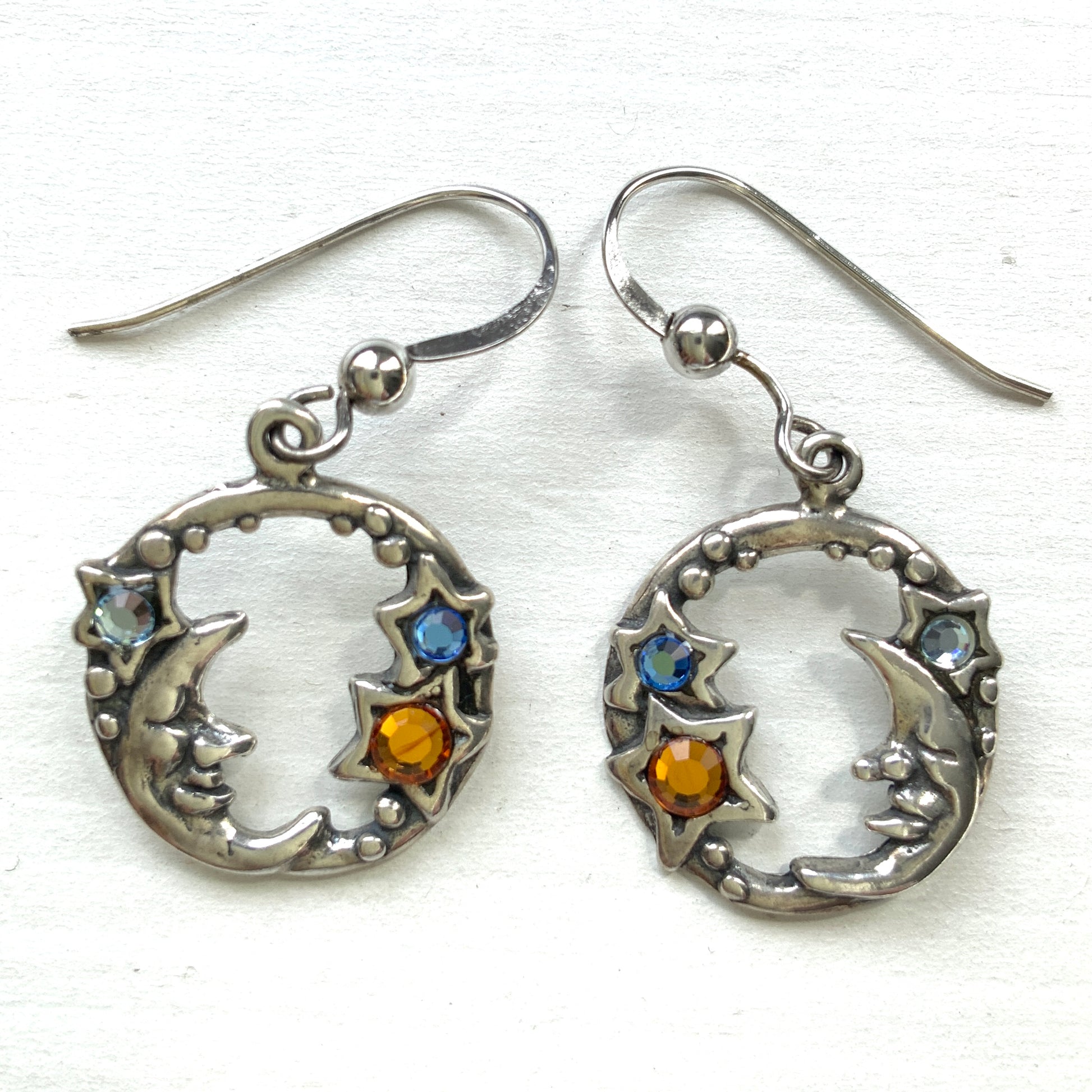 A charming pair of vintage sterling silver earrings by Shube, featuring a gentle smiling moon and star. 穏やかな微笑みをたたえた月と星のShubeのヴィンテージシルバーピアス。 