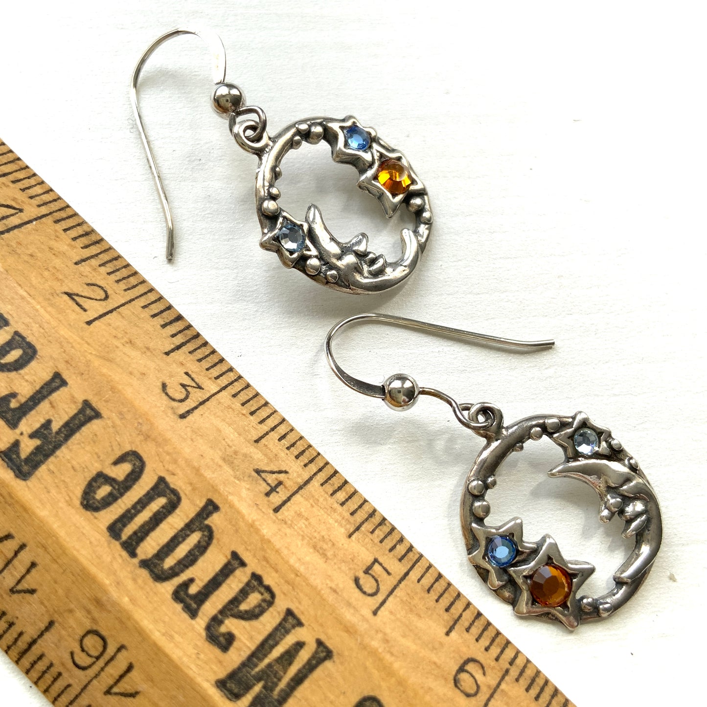 A charming pair of vintage sterling silver earrings by Shube, featuring a gentle smiling moon and star. 穏やかな微笑みをたたえた月と星のShubeのヴィンテージシルバーピアス。 
