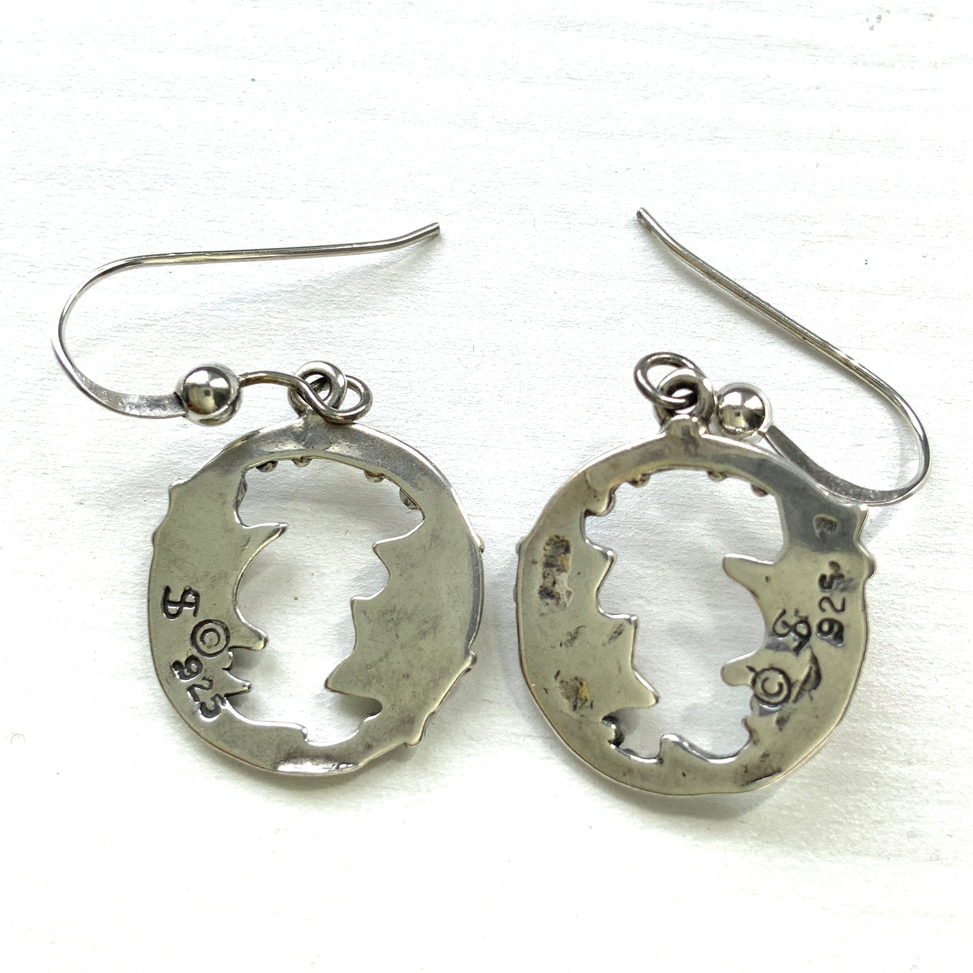 A charming pair of vintage sterling silver earrings by Shube, featuring a gentle smiling moon and star. 穏やかな微笑みをたたえた月と星のShubeのヴィンテージシルバーピアス。 