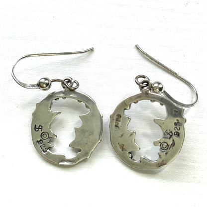A charming pair of vintage sterling silver earrings by Shube, featuring a gentle smiling moon and star. 穏やかな微笑みをたたえた月と星のShubeのヴィンテージシルバーピアス。 